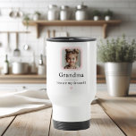 Caneca de viagem Vovó Personalizada | "Você É Meu<br><div class="desc">Celebre os momentos favoritos de vovó com esta caneca de viagem personalizada, com uma foto de netos enquadrada pelo solteiro e a frase sincera "Vovó, você é minha favorita." Feita de aço inoxidável com tampa resistente ao derramar, essa caneca de 15 oz é ideal para viagens diárias, noites confortáveis ou...</div>