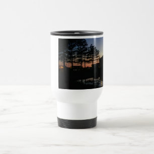 Caneca de viagem w alça pinheiros fotográficos sun