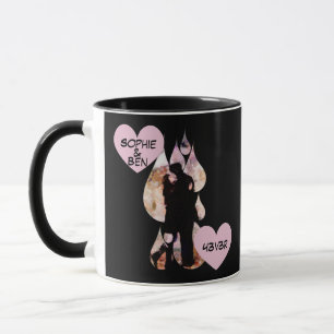 Caneca Debaixo do Guarda-Chuva: Casal Romântico Beijando