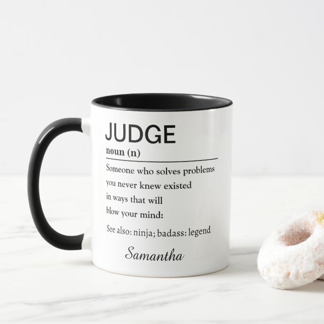 Caneca Definição Divertida de Juiz Personalizada (Com Donut)