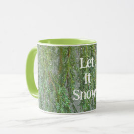 Caneca Deixe-o nevar na copa verde da árvore de gelo neva