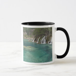 Caneca Depósitos minerais formam cachoeiras e águas