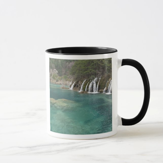 Caneca Depósitos minerais formam cachoeiras e águas (Direita)