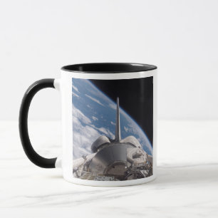 Caneca Descoberta do Shuttle do Espaço recuada pela Terra