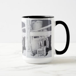 Caneca desenho a lápis com ferramentas de jardim e vida