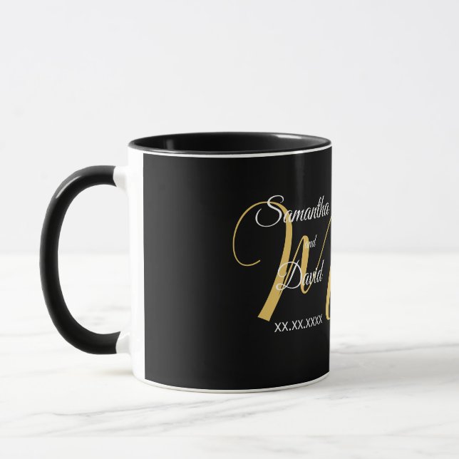 Caneca Desenho de Monograma de Casamento com Nomes e Data (Esquerda)