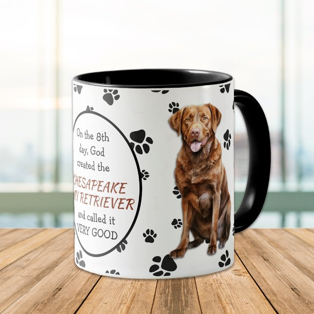 Caneca Deus Criou o Cão do Retriever da Baía Chesapeake (Criador carregado)