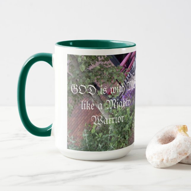 Caneca DEUS está COMIGO como um Guerreiro Poderoso (Com Donut)