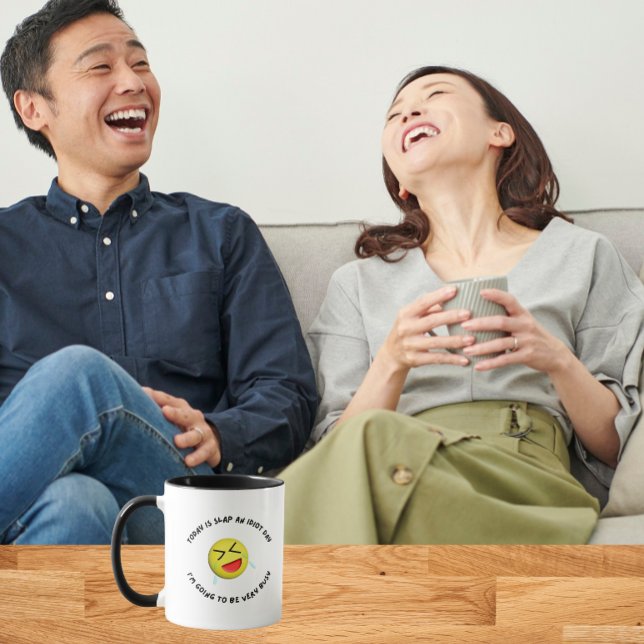Caneca Dia de dar um tapa num idiota (Criador carregado)