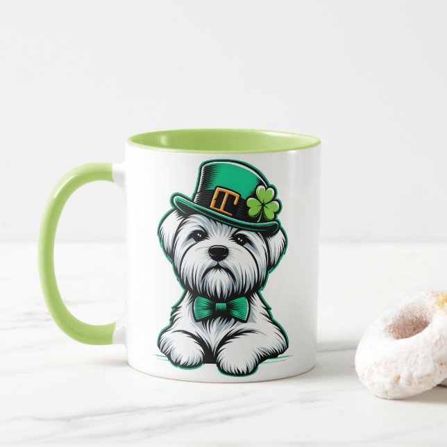 Caneca Dia de São Patrício de Cão Maltês de Shamrock Iris (Com Donut)