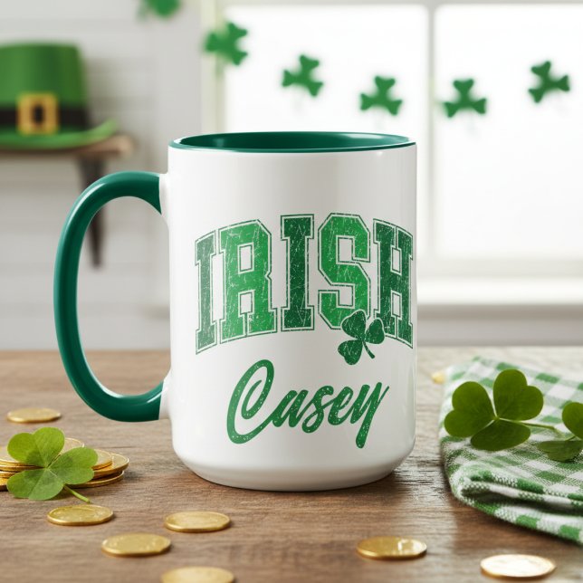Caneca Dia de São Patrício do Monograma do Orgulho Irland (Retro Irish Pride Monogram St Patrick's Day Mug)