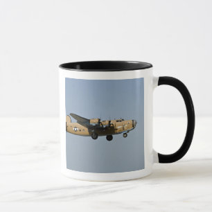 Caneca Diamond Lil B-24 Bombardeiro, pousando em Oshkosh,