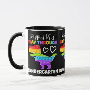 Caneca Dinossauro Aparecendo no Meu Caminho pelo Jardim d