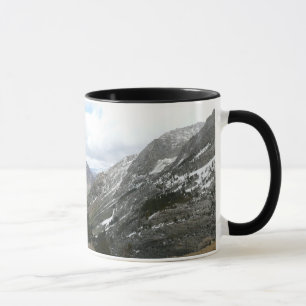 Caneca Dirigindo pelas montanhas Snowy Sierra Nevada