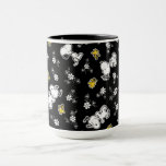 Caneca Divertimento e flores do Snoopy & Woodstock<br><div class="desc">Dê uma olhada neste design super fofo com Snoopy e Woodstock parando para cheirar as flores.</div>