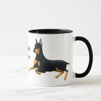 Caneca do cão do Pinscher do Doberman da mamã de
