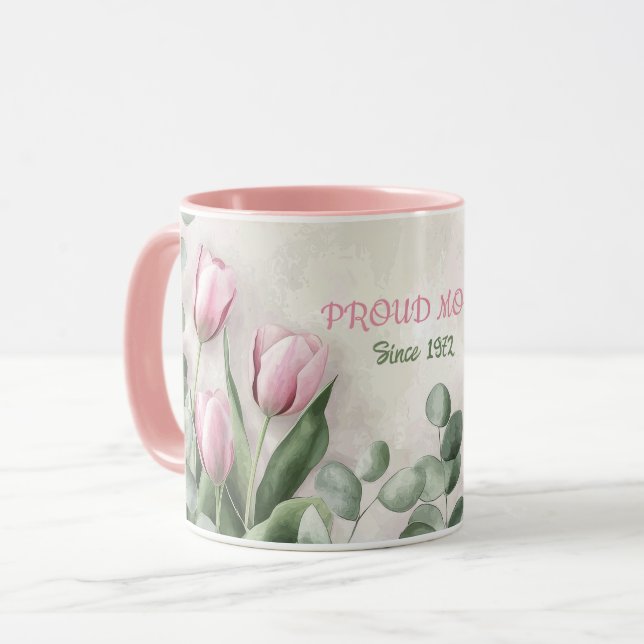 Caneca do Dia das Mães com o Texto "MÃE" "Desde 19 (Frente Esquerda)