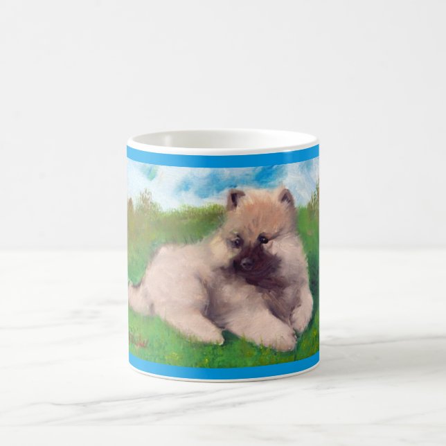Caneca do filhote de cachorro do Keeshond de (Centro)