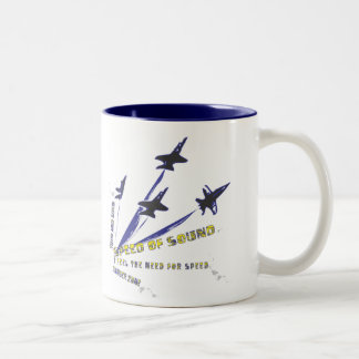 Caneca do zangão F/A-18/de café anjos azuis