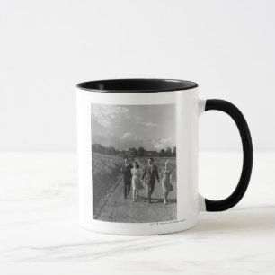 Caneca Dois casais que andam na estrada secundária B&W