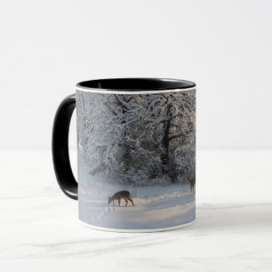 Caneca Dois Cervos Selvagens em uma Campina Nevada