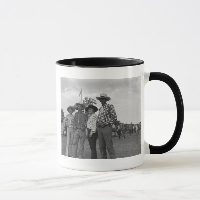 Caneca Dois homens e duas mulheres em um rodeio (Direita)