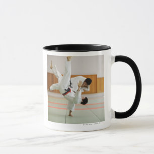 Caneca Dois homens que competem em um fósforo 3 do judo