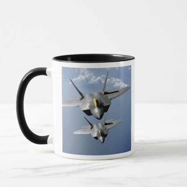 Caneca Dois Raptores F-22 sobrevoam o Oceano Pacífico (Esquerda)