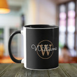 Caneca Dourado Monograma - Script Name Elegante Black<br><div class="desc">Caneca clássica de preto e monograma de ouro. Você pode personalizar o nome,  monograma e personalizar a fonte e as cores para criar seu próprio design único. Projetado por Thisnotme©</div>