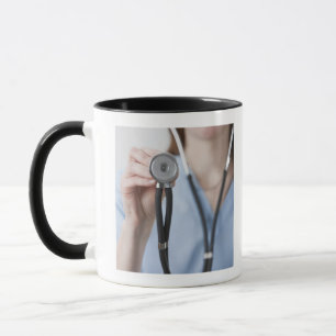 Caneca Doutor fêmea de sorriso com estetoscópio