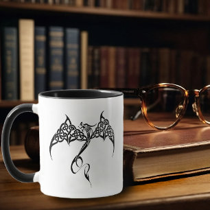 Caneca Dragão Tribal Celta com Entrelaçamento Preto Branc