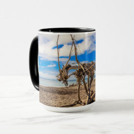 Caneca Driftwood trabalho de arte em Hokitika Beach, Nova