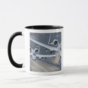 Caneca Duas aeronaves A-10C Thunderbolt II voam em format