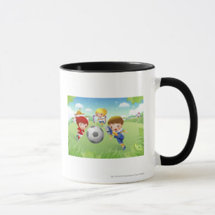 Caneca Duas meninas e um menino que joga o futebol