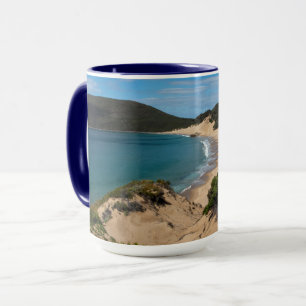 Caneca Dunas de areia e bela baía azul