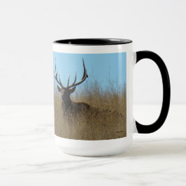 Caneca E26 Alce Macho Deitado nas Ervas Daninhas