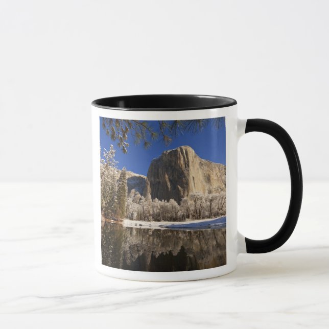 Caneca El Capitan se reflete no rio Merced em (Direita)