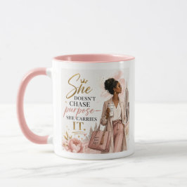 Caneca Ela Não Persegue o Propósito. Ela o Carrega.