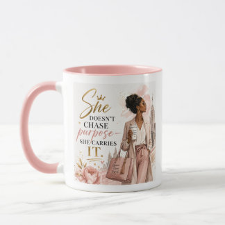 Caneca Ela Não Persegue o Propósito. Ela o Carrega.