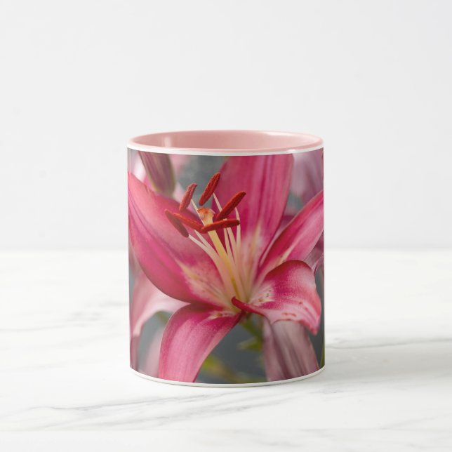 Caneca Elegância Escamoteada: Foto Rosa Asiática Flor (Centro)