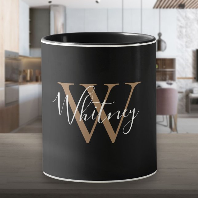 Caneca Elegante Monograma de Nome em Script Preto e Doura (Elegant Black Gold Script Name Monogram Mug)