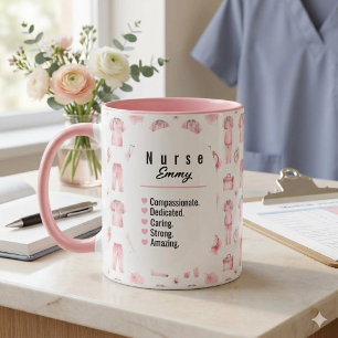 Caneca Elegante padrão de enfermeira em aquarela rosa per