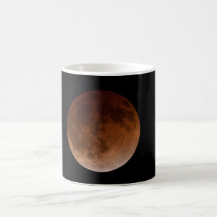 Caneca em mudança da cor do eclipse lunar