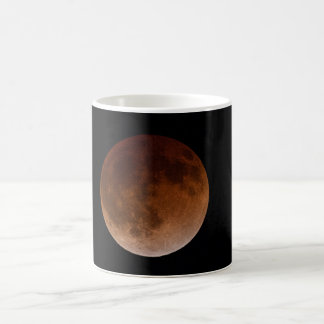 Caneca em mudança da cor do eclipse lunar