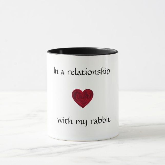 Caneca Em um relacionamento Coelho (Centro)
