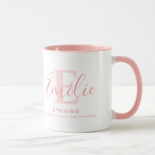 Caneca Emílio: significado e monograma de texto rosa mole