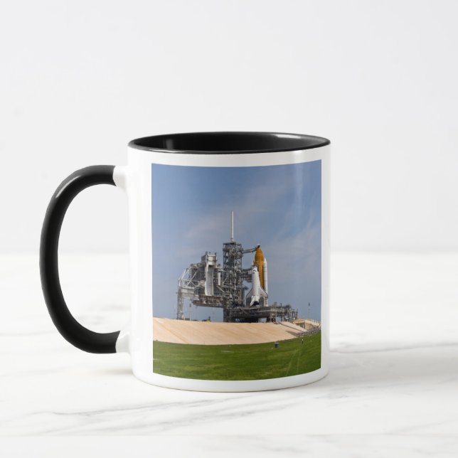 Caneca Endeavor de Shuttle Espacial no bloco de lançament (Esquerda)