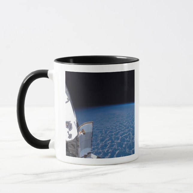 Caneca Endeavor do Envelope Espacial 24 (Esquerda)