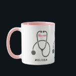 Caneca Enfermeiro de Ilustração do Estetescópio de Cinza<br><div class="desc">Uma caneca personalizada com "Enfermeira" escrita em uma fonte legal com um pequeno coração rosa por baixo. Projetado com uma simples ilustração estetescópica de cinza.</div>