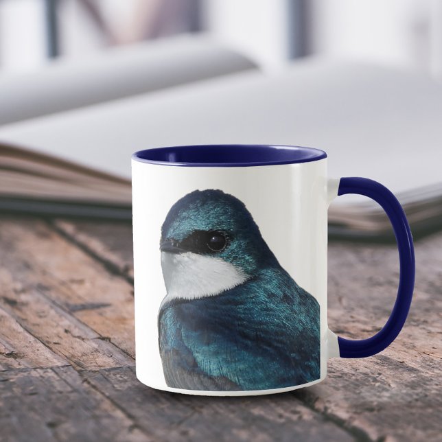 Caneca Engorda de árvore bonito: pássaro em um fio (Handsome Male Tree Swallow 11 oz Coffee Mug Cover Photo.)